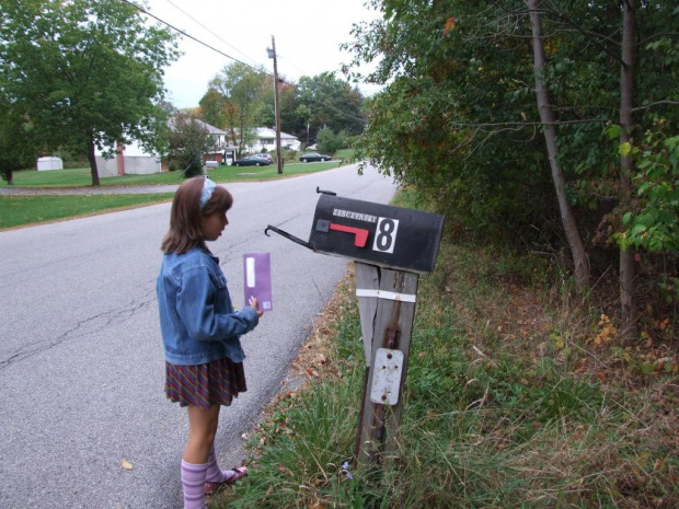 Natalia odbiera pocztę.