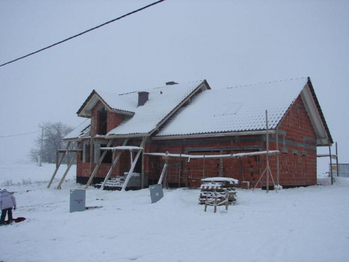 18 listopada - zimowa aura nie pozwala budowlańcom na dokończenie dachu ...