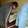 7 listopada 2007 - nie tylko z mamą było dzisiaj pierwsze spotkanie, ale też z naszym tatą :) Mama zajmuje się Tadziem, a tata Krzysiem :)