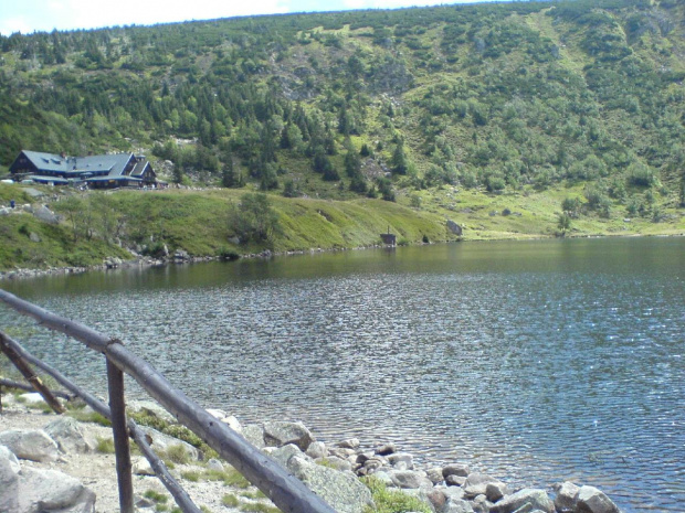 Jezioro przy schronisku "Samotnia" leżące przy szlaku na Śnieżce.