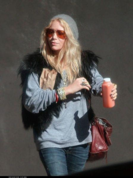 MK leaving a store in LA-paparazzi listopad 2007