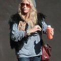 MK leaving a store in LA-paparazzi listopad 2007