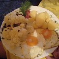 jajeczko sadzone z ziemniaczkami i kalafiorkiem
