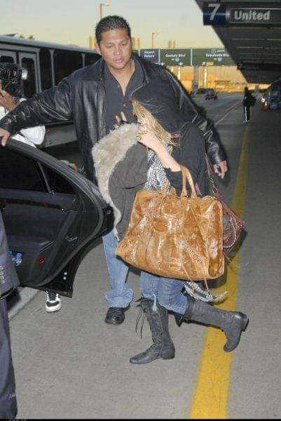 MK arrives from New York into Los Angeles airport-paparazzi listopad 2007