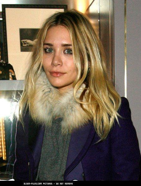 Ashley at the Kiki De Montparnasse store opening-events grudzień 2007