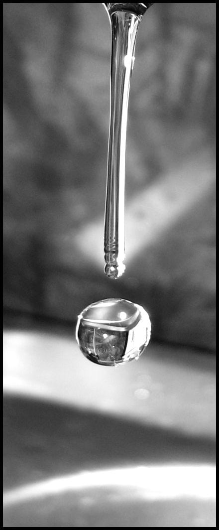 kapiący kran - nieartystyczne :D
test możliwości aparatu :) #kropla #woda
