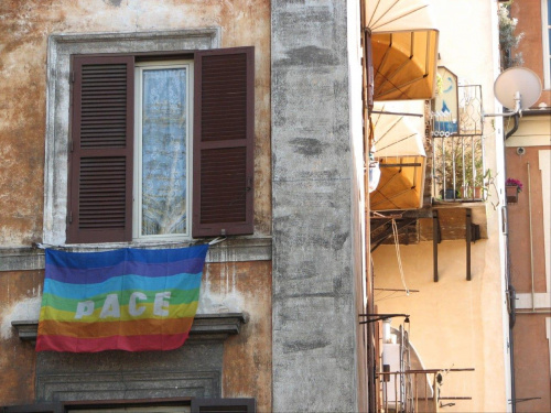 pokój w oknie #rzym #roma #włochy #italia #okno #dom #zatybrze #trastevere #pace #pokój #flaga