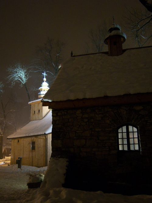 Zakopane - Kaplica Gąsieniców, w głębi Stary Kościół pw. MB Częstochowskiej
