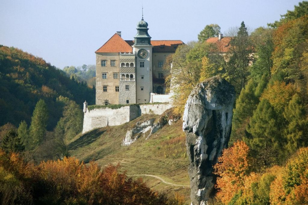 Maczuga Herkulesa na tle zamku w Pieskowej Skały