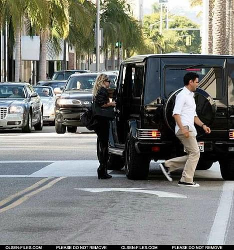 Ash picking up MK after shopping in Beverly Hills-paparazzi styczeń 2007