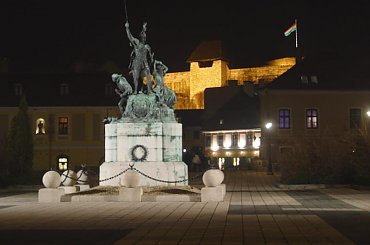 Eger nocą - pomnik kapitana Istvana Dobó - dowódcy obrony zamku przed Turkami - na tle zamku. #węgry #wycieczka #wino #eger #budapeszt