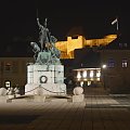 Eger nocą - pomnik kapitana Istvana Dobó - dowódcy obrony zamku przed Turkami - na tle zamku. #węgry #wycieczka #wino #eger #budapeszt