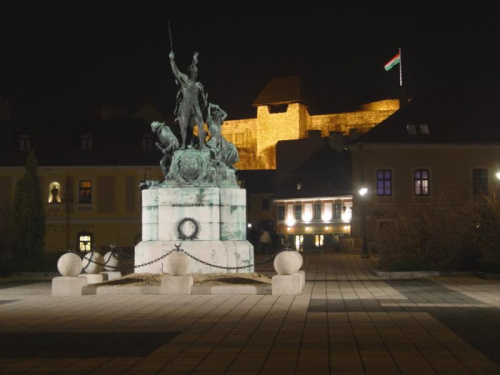 Eger nocą - pomnik kapitana Istvana Dobó - dowódcy obrony zamku przed Turkami - na tle zamku. #węgry #wycieczka #wino #eger #budapeszt