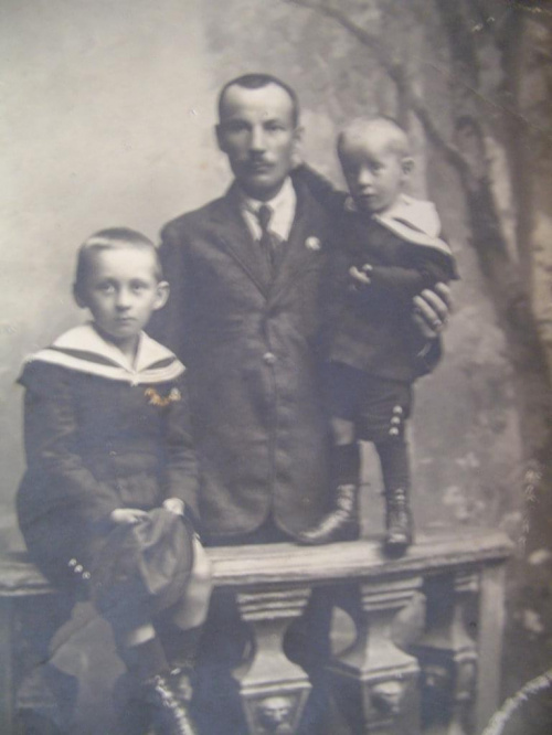 Mój Tata, jego brat Czesław póżniejszy uczeń Liceum Ogólnokształcącego zamordowany w Oświęcimiu za przynależność do AK ( z lewej ) ze swoim ojcem a moim dziadkiem 1922 r zdjęcie zrobione u fotografa Stanisława S:my family