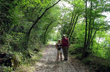 Facet z piłką i jego żona, przy podejściu pod górę. #Szlak #podejście #widok