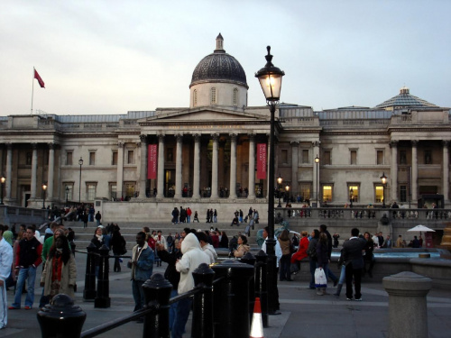 Londyn, Trafalgar Square, miejsce spotkań wielu ludzi. #Londyn #TrafalgarSquare #ludzie