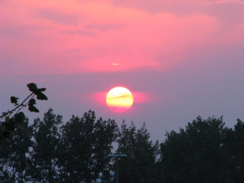 Słońce idzie spać i zakłada kołderkę z chmur. #Zachód #słońce #lato