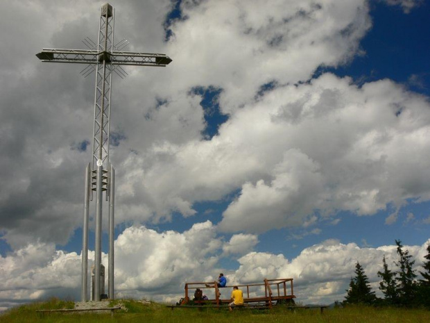 Krzyż na Bendoszce Wielkiej (1144 m n.p.m.) potęgował wrażenie małości ludzi w obliczu potęgi gór...