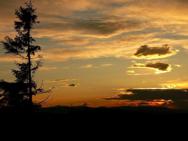 Spektakularnie kolorowe niebo nad Rycerzową (1226 m n.p.m.) zwiastowało dobrą pogodę na tę najkrótszą w roku noc