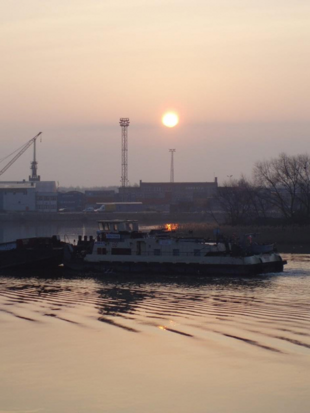 #słońce #wschód #port #szczecin #woda #niebo #barka #statek