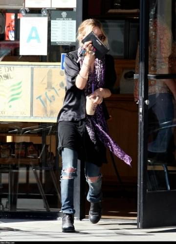 MK stops by Coffee Bean before heading to a hair salon in West Hollywood-paparazzi luty 2008