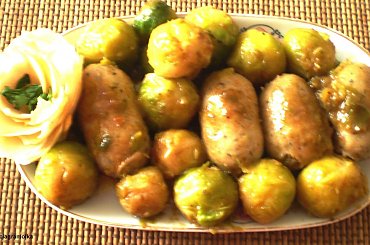 Biała kiełbasa z brukselką #DrugieDania #obiad #mięso #jedzenie #kulinaria #wieprzowina #schab #KiełbasaBiała #wędliny #brukselka #sos