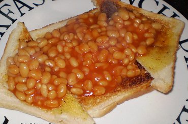 Tosty z fasolką w sosie pomidorowym.Przepisy: www.foody.pl , WWW.kuron.pl i http://kulinaria.uwrocie.info/ #kanapki #jedzenie #kulinaria #tosty #fasolka #SosPomidorowy