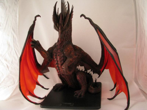 Figurka Colossal Red Dragon Z D&D Minis- największa jak dotychczas w tej grze