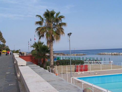 ...spacer nad brzegiem morza w Imperii Onelii- basen czeka na sezon turystyczny