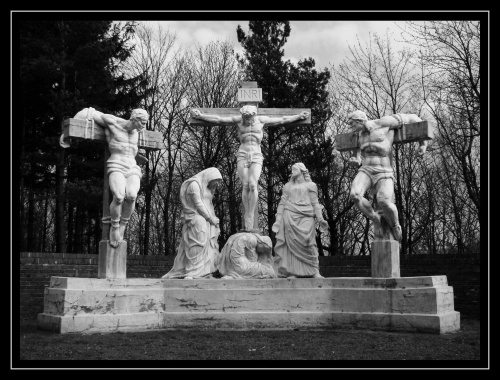 Ukrzyżowanie - grupa rzeźb z 1933 r. na Wzgórzu Różańcowym w Bardzie. Więcej informacji na stronie: http://bardo.redemptor.pl/drozki-rozancowe.html #BardoŚląskie