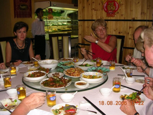 Codzienna obiado-kolacja przy chinskim okrągłym stole