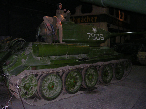 Tutaj pracownicy muzeum dali ciała na czołgu polski orzeł a żołnierze w ruskich mundurach
