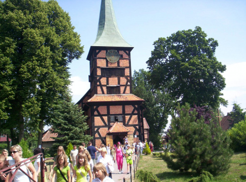Wiejski kościółek ryglowy w Stegnie. Autor Zbigniew Gęsiński