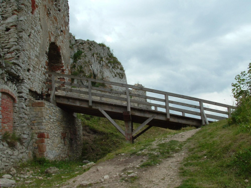 most i brama zamku