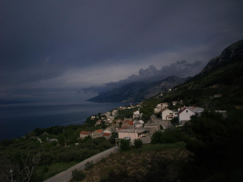 burza; magistrala adriatycka - gdzieś pomiędzy Splitem a Dubrownikiem #Chorwacja #Adriatyk #burza #morze