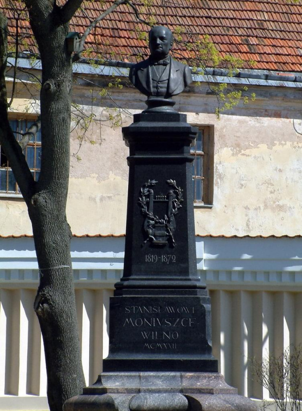 Budynek klasztorny od strony dziedzińca ma arkadowe okna i barokowy portal. Na zadrzewionym skwerze koło kościoła w 1922 roku ustawiono popiersie Stanisława Moniuszki (1819-72), słynnego polskiego kompozytora. Rzeźbę wykonał Bolesław Bałzukiewicz.