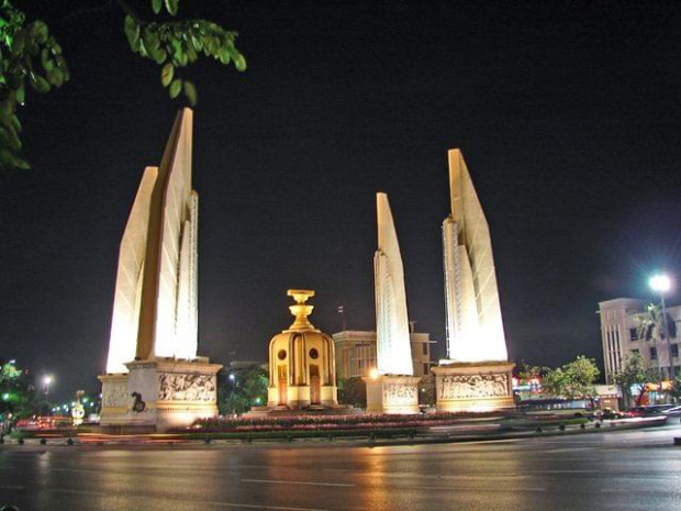 Democracy Monument nocą, Bangkok