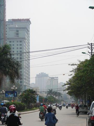 wieżowce przy jednej z ulic, Ha Noi