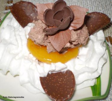 Deser z brzoskwini i kremu czekoladowego..Przepisy na : http://www.kulinaria.foody.pl/ , http://www.kuron.com.pl/ i http://kulinaria.uwrocie.info/ #desery #brzoskwinia #krem #podwieczorek #jedzenie #kulinaria