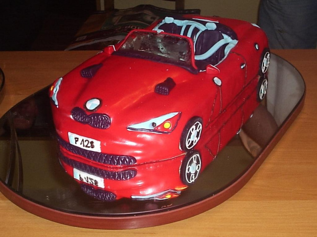 Tort w kształcie BMW