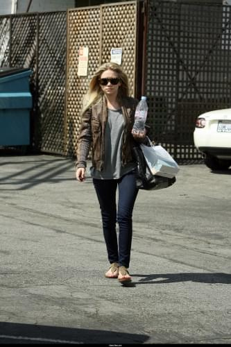 Ashley leaving the Neil George Hair Salon-paparazzi kwiecień 2008