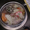 Taipei - kociolek owocow morza (cztery srednie krewetki, scalopek w muszli, kalamarki, kawalek osmiornicy, kawalek lososia, razor clam, piec malzy i sercówki oraz jazryny) #jedzenie #azja #Taipei #Tajwan