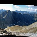 Widok z Lodowej przełęczy w kierunku zachodnim-widać od lewej: Gerlach, Wysoką, Rysy, Tatry Zachodnie (w środku), a następnie Orla Perć.