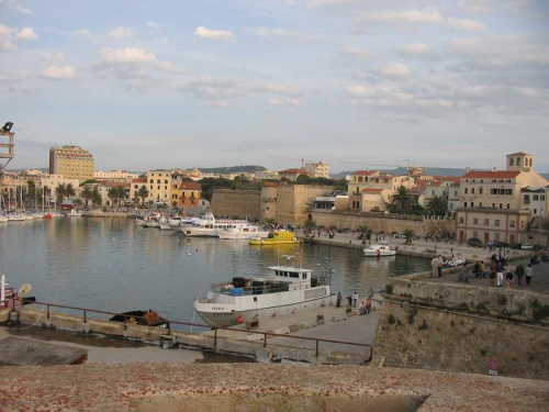 kawalatek portu w Alghero ... #port #miasto #morze #statki