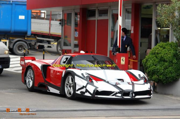 Ferrari FXX na drodze