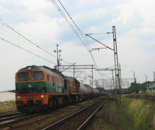 19.06.2008 M62-1845 + TEM2-298 spółki Pol Miedź Trans z długim składem beczek opuszcza stację tow. KoB w Kostrzynie.