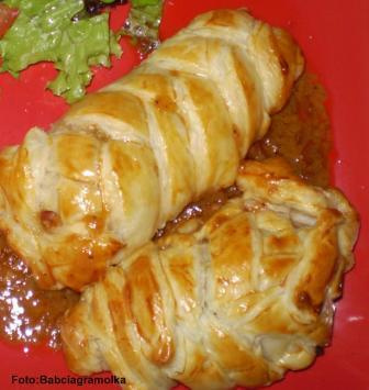 Pierś z kurczaka w plecionce .Przepisy na : http://www.kulinaria.foody.pl/ , http://www.kuron.com.pl/ i http://kulinaria.uwrocie.info #kurczak #PierśZKurczaka #CiastoFrancuskie #obiad #jedzenie #kulinaria #gotowanie #PrzepisyKulinarne