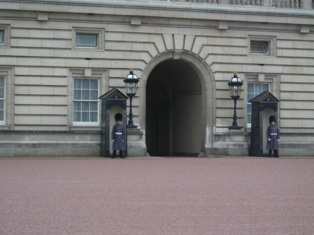 gwardziści przed Pałacem, teraz już w czerwonych mundurach:) #gwardzista #warta #Londyn
