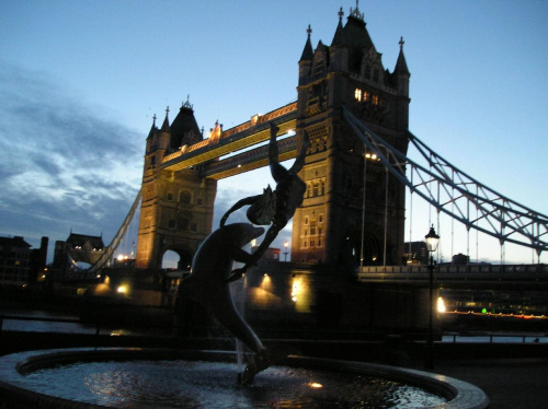 Noca wszystko wyglada tu bardziej tajemniczo:) #Noc #fontanna #most #TowerBridge #Londyn