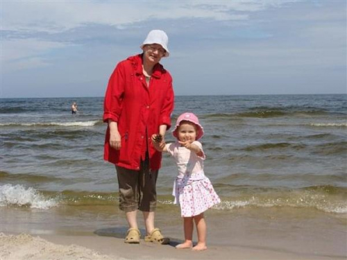 Weronika z babcią na plaży.